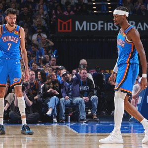 开云官网-张佳玮：雷霆用防守+亚历山大赢球 马刺三卫能勉强创造但难联全队